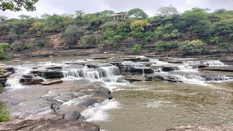 Mirzapur: पर्यटकों के लिए खुला लखनिया दरी जल प्रपात, मांस-मदिरा मिला तो लगेगा भारी जुर्माना