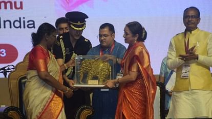 Draupadi Murmu:राष्ट्रपति बोली-आदिवासियों की भाषा और बोली को संरक्षित करना हमारा दायित्व MP News: President Draupadi Murmu will inaugurate 'Utkarsh' and 'Unmesh' today, 800 artists from across the co
