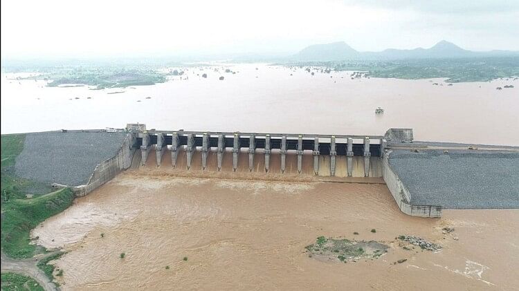 सोनभद्र: छत्तीसगढ़ में मूसलाधार बारिश भर गया कनहर बांध, 16 में से 11 गेट खोले गए, डूब क्षेत्र के ग्रामीण भयभीत