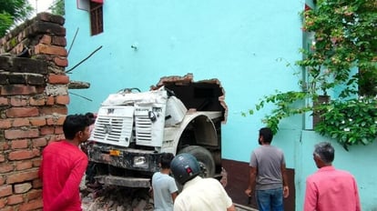 ऐसा हादसा, जिसने भी देखा डर गया: तीन दीवारें तोड़ते हुए दो मंजिला घर के पार निकला ट्रक, देखें तस्वीरें truck crossed two-storey house Breaking three walls people were shocked to see scene