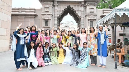 Varanasi: थोड़ी पढ़ाई थोड़ी घुमाई की थीम पर बीएचयू पहुंचीं हिमाचल की 30 छात्राएं, इतिहास से हुईं रूबरू 30 girl students from Himachal pradesh reached BHU on theme of thodi padhai thodi ghumai