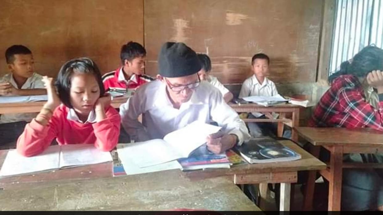Ajab-Gajab: 78 years old man got admission in 9th class walks 3 km to go to school