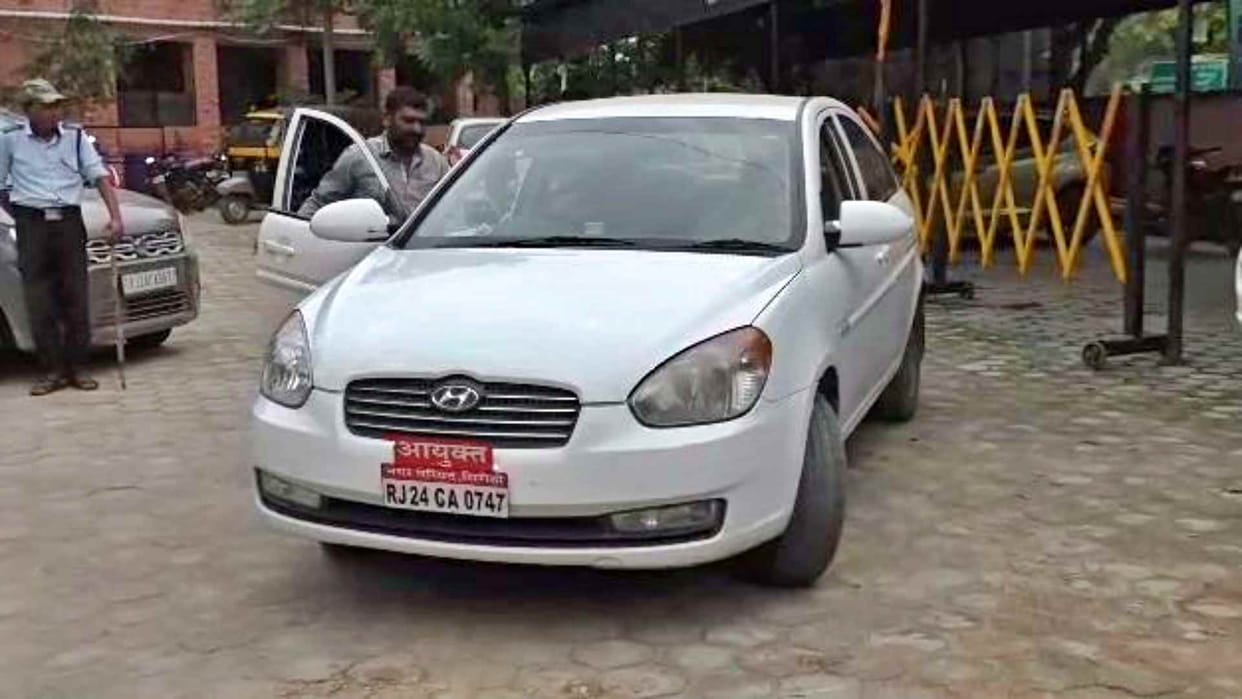 Sirohi Municipal Council Commissioner's car running without registration