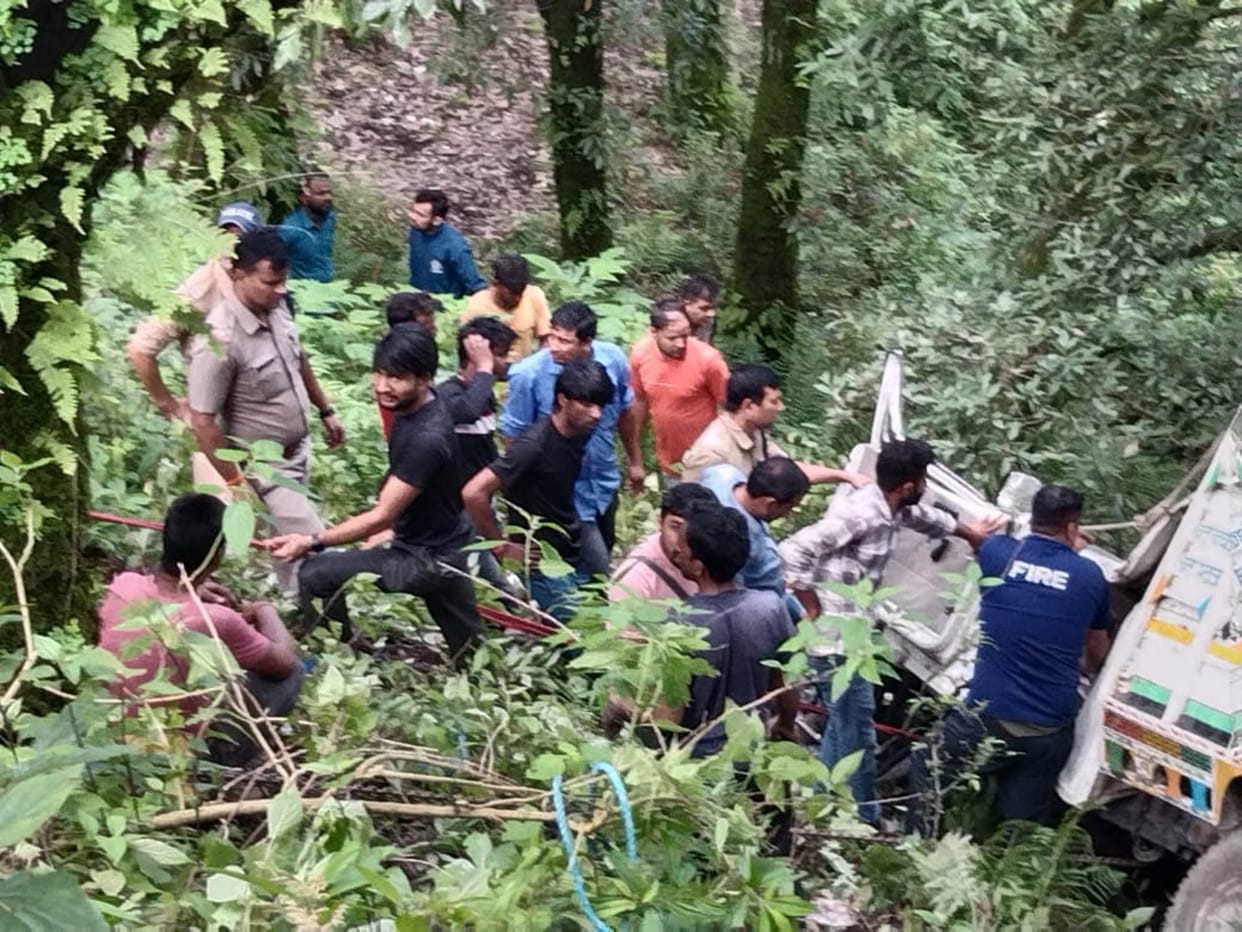 Pauri Accident Pickup vehicle fell into ditch driver died Uttarakhand news in hindi