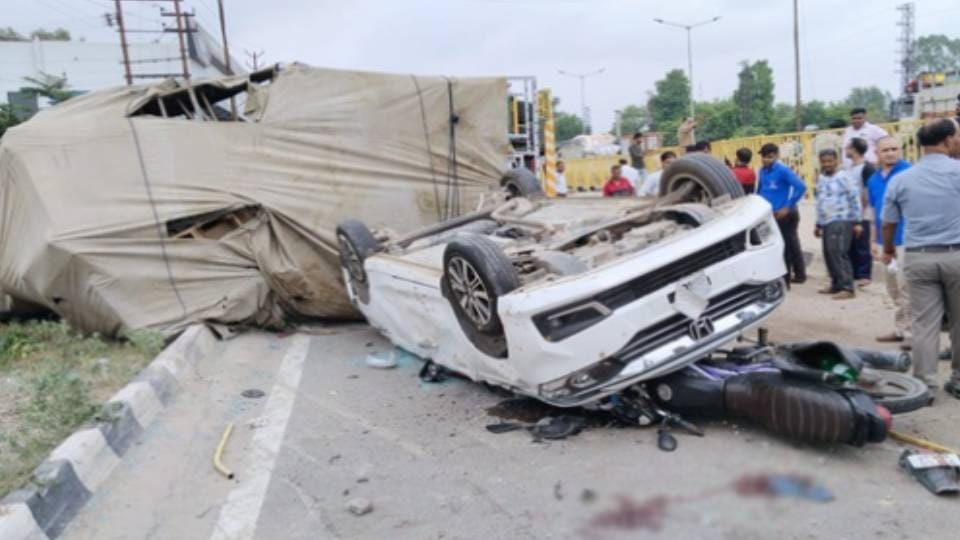 Five people were seriously injured after truck overturned on car and bike in Agra