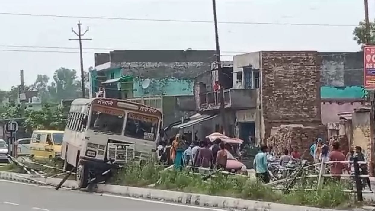 Baghpat: Roadways bus full of 50 passengers climbed on divider and four people were injured