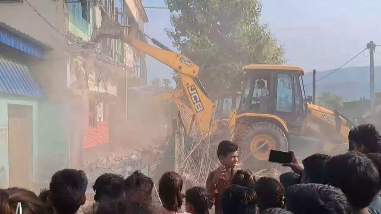 Bihar News Bulldozers run on 64 houses on instructions of High Court in Jamui encroachment removed