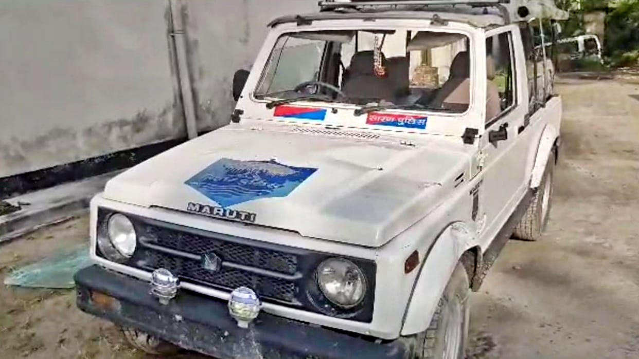 Bihar Police vehicle damaged due to stone pelting by sand mafia FIR lodged against 27 people named 50 unknown