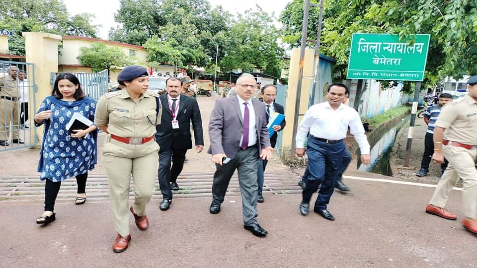 बेमेतरा कोर्ट का निरीक्षण कर निकलते चीफ जस्टिस