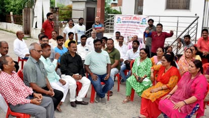 बैठक करते गोड़धोइया नाला घर बचाओ संघर्ष समिति के लोग।