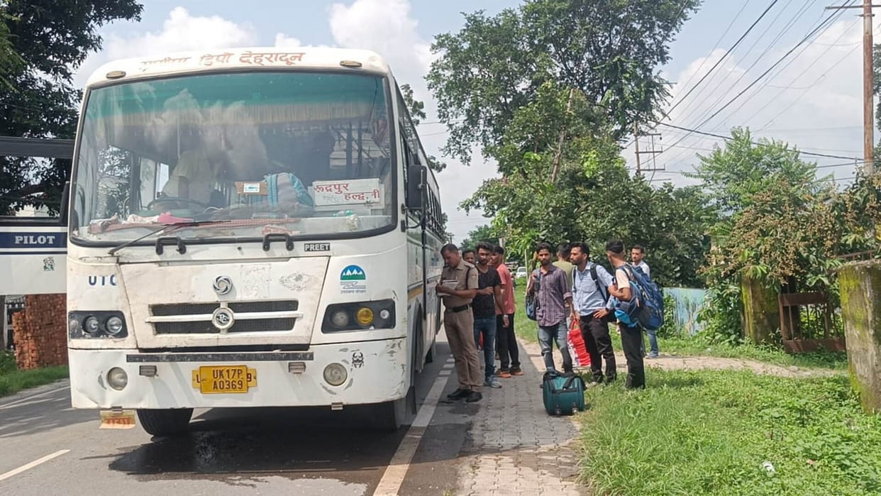Bus caught fire in Doiwala Rishikesh all passengers evacuated safely
