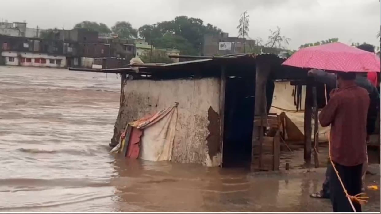 Furious form of Narmada in Dindori, Jabalpur-Amarkantak highway bridge submerged, six hours of rain in Datia