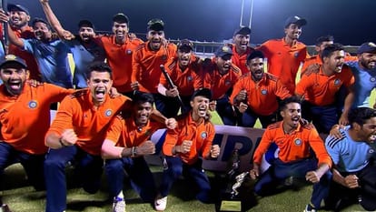 ट्रॉफी के साथ दक्षिण क्षेत्र की टीम