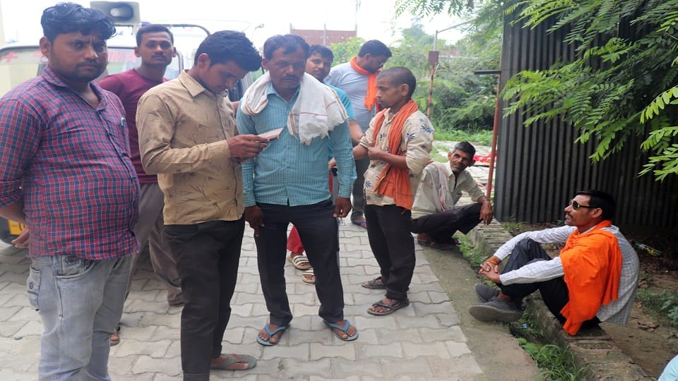 man died due to electrocuted while charging mobile phone in shahjahanpur