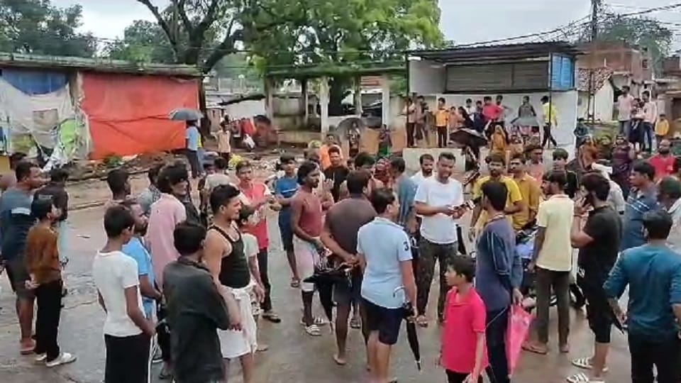 घटना के बाद सड़क पर स्थानीय लोग