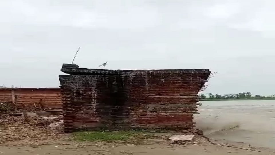 Four houses fell due to erosion of Sharda river in lakhimpur kheri