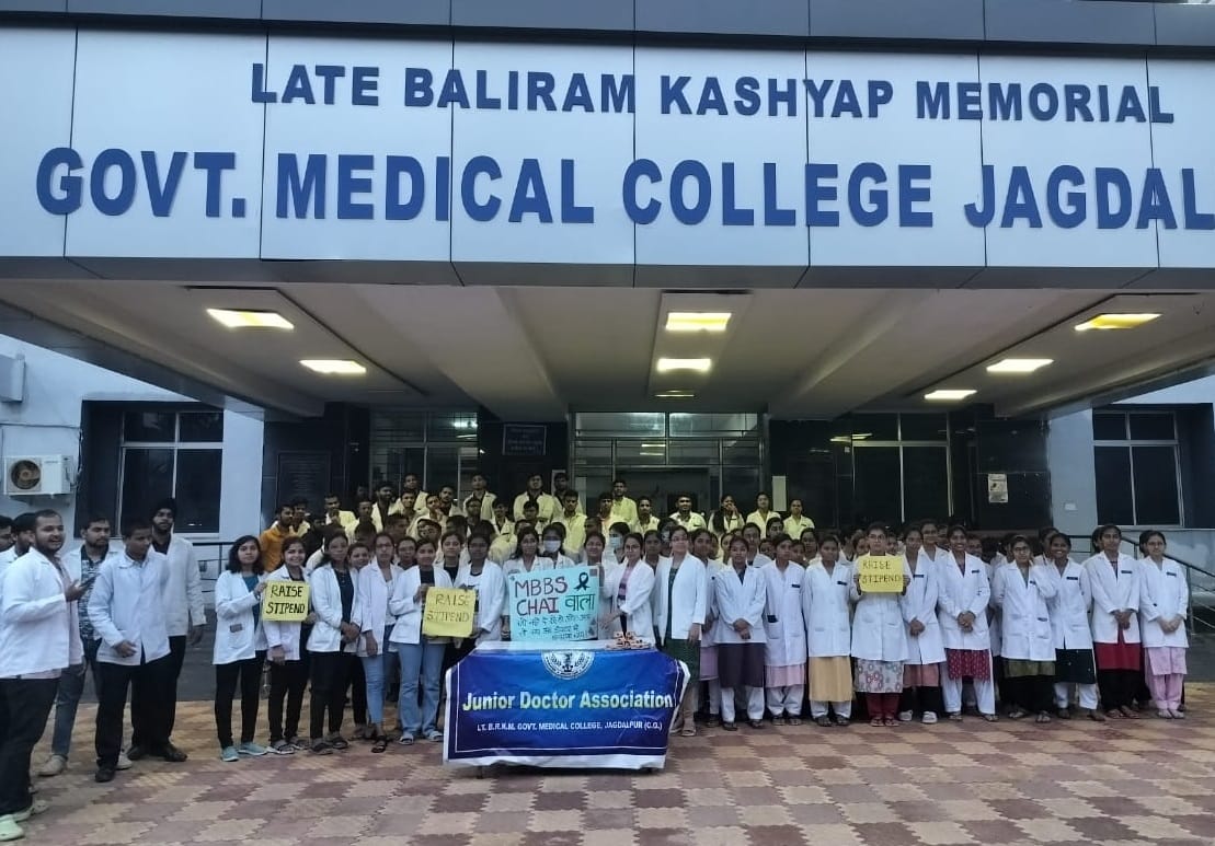 Doctors of Mekaj started selling tea by setting up MBBS tea stall for their demands in jagdalpur