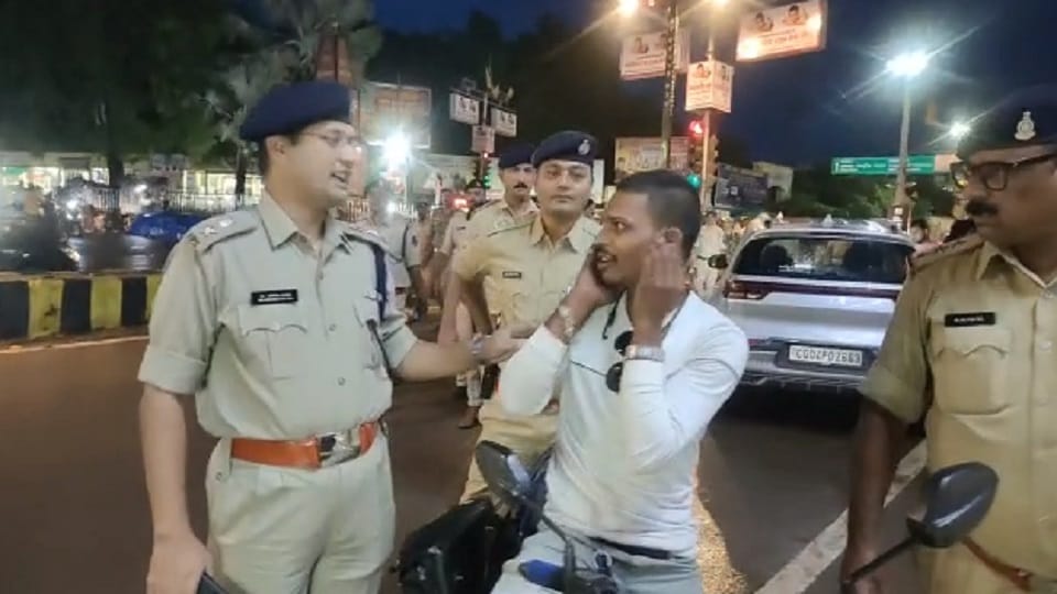 SP Abhishek Pallav on patrol to improve Kawardha traffic