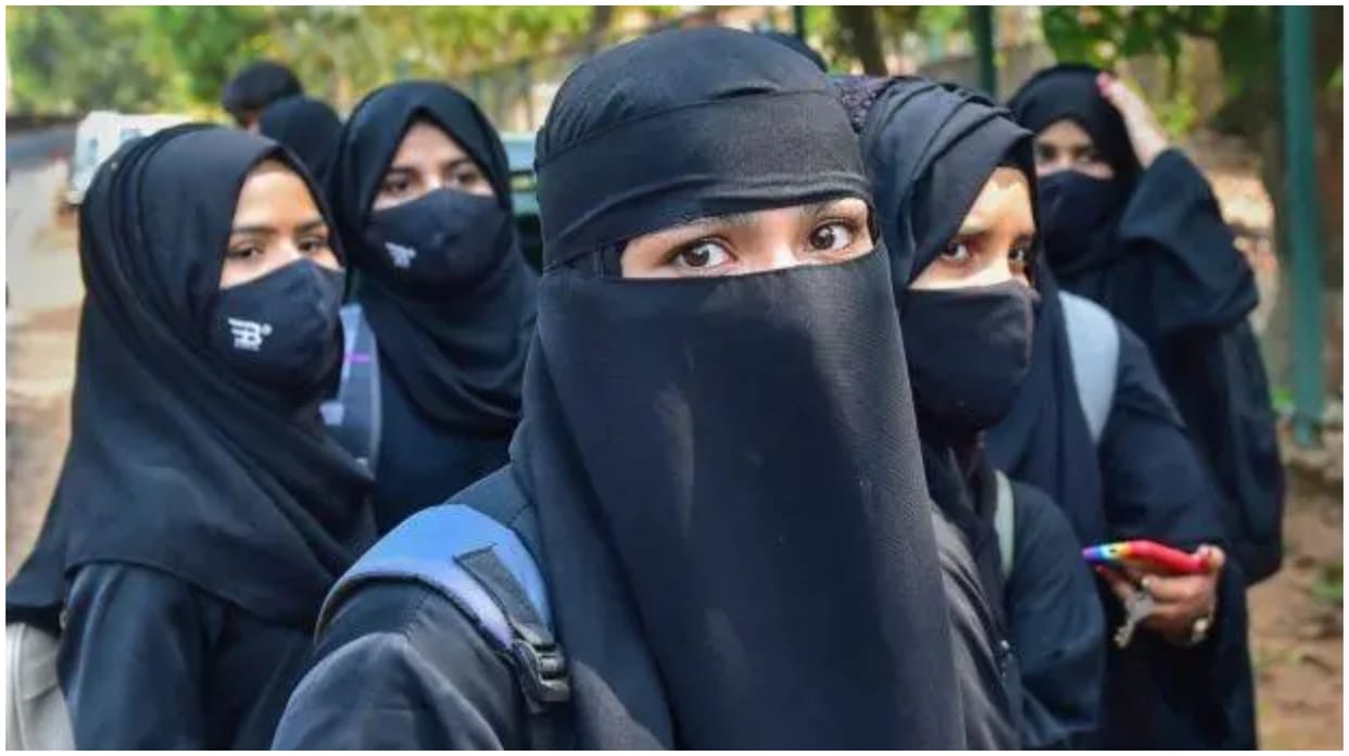 Girl students in burqa stopped from entering Mumbai college, allowed after protest