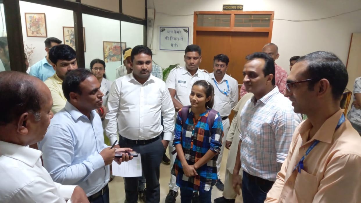 The girl lost her father appealed to the collector to become a civil judge