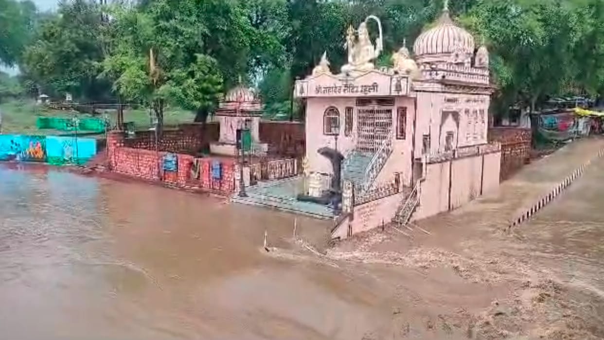 Sagar: Minister Gopal Bhargava saw the scene with the people on the Atal Setu on the Sunar river
