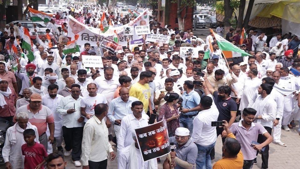 Jagadhri: Demonstration of Congress on issue of cruelty to women in Manipur, workers came on road