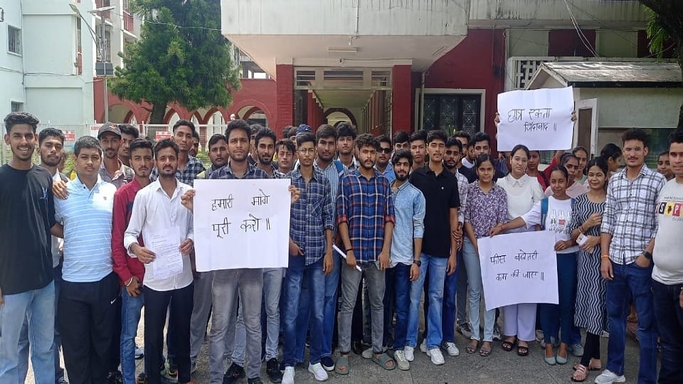 KU students protest against fee hike in Kurukshetra, surround VC office