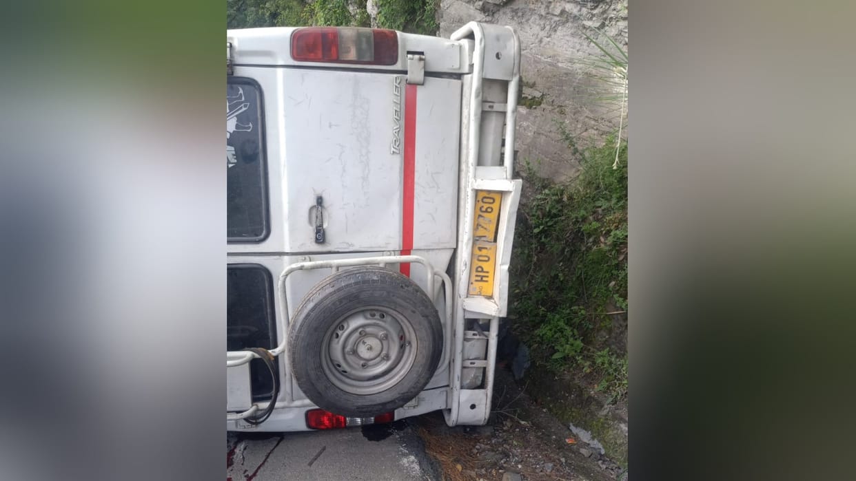 Mandi Accident News:Tempo traveller overturns six passengers injured