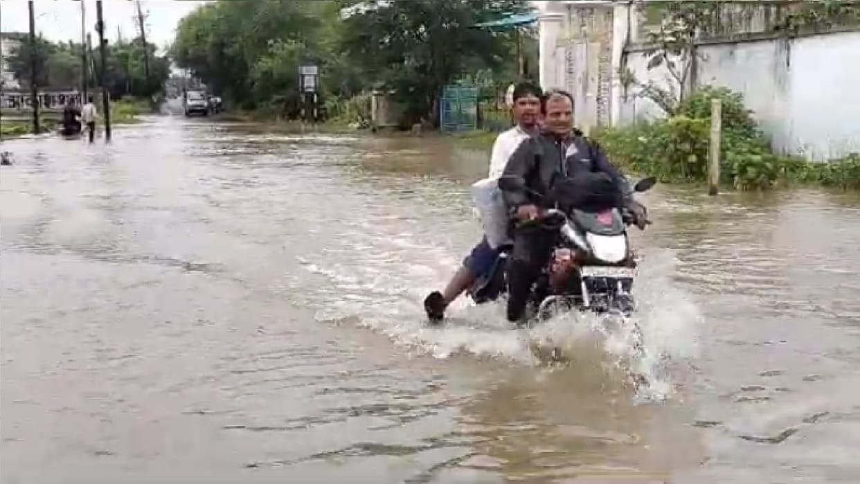 Waterlogging on Mahadevghat to Bhathagaon road in raipur Chhattisgarh,people trouble