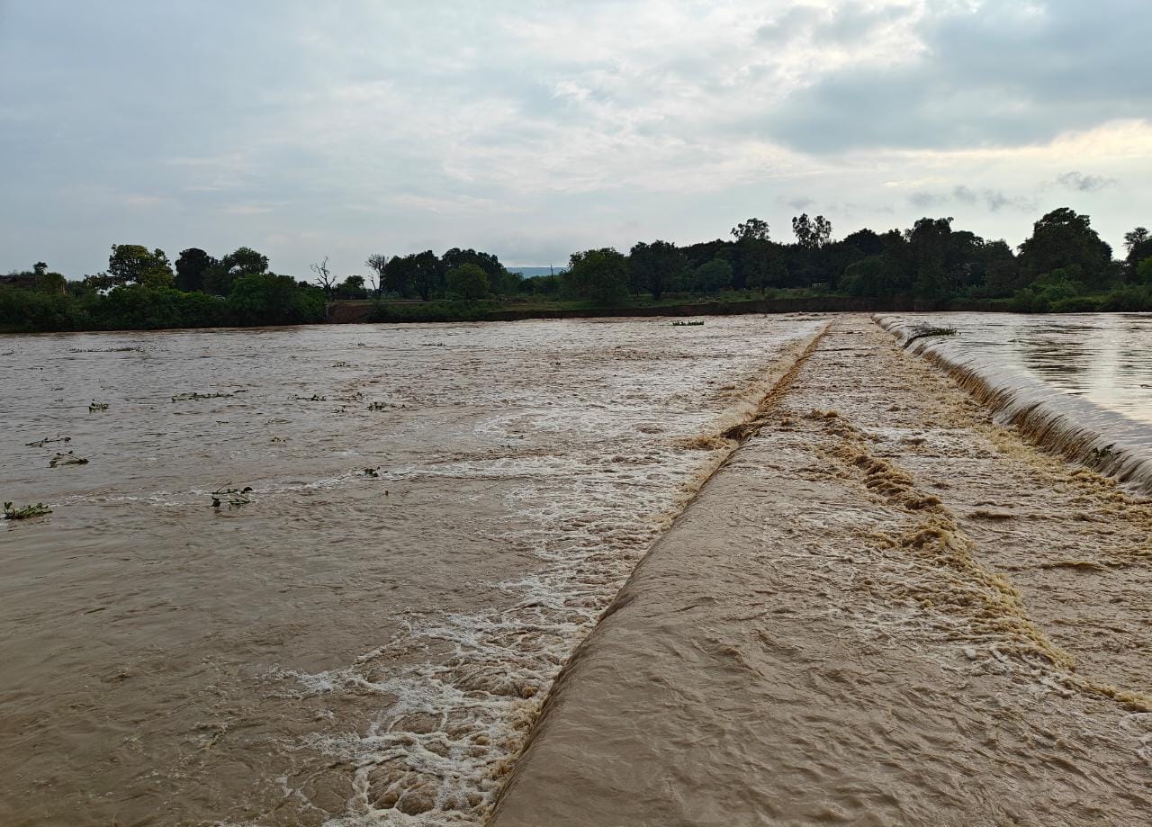 Furious form of Narmada in Dindori, Jabalpur-Amarkantak highway bridge submerged, six hours of rain in Datia