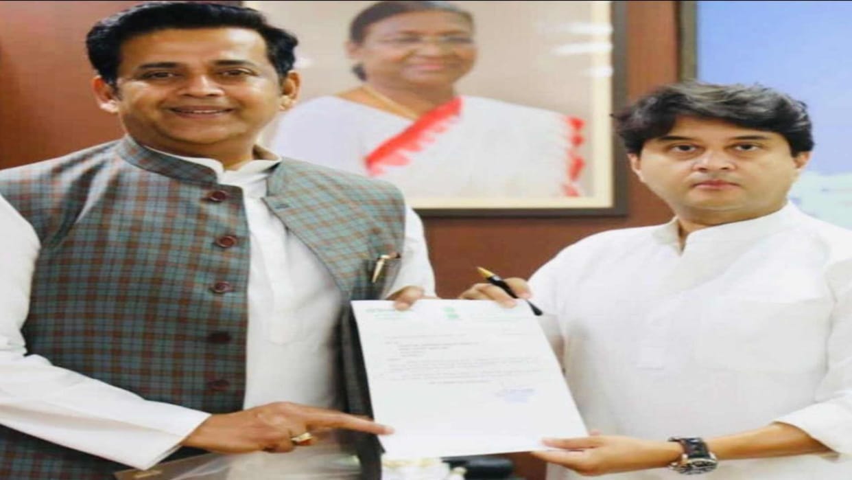 MP Ravi Kishan placed the demand before Civil Aviation Minister