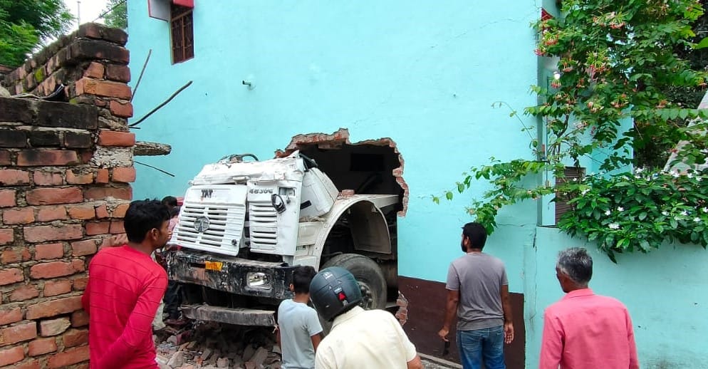 truck crossed two-storey house Breaking three walls people were shocked to see scene