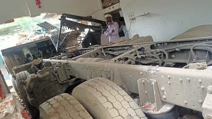 truck crossed two-storey house Breaking three walls people were shocked to see scene