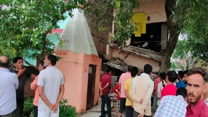 truck crossed two-storey house Breaking three walls people were shocked to see scene