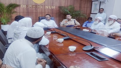 उलेमाओं के साथ बैठक करते अफसर