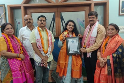 Thread rotated on 2726 nails in 26 hours daughter of Banaras made painting of Shriram temple