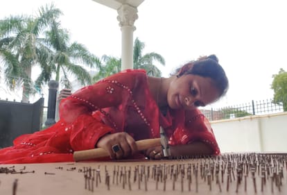 Thread rotated on 2726 nails in 26 hours daughter of Banaras made painting of Shriram temple