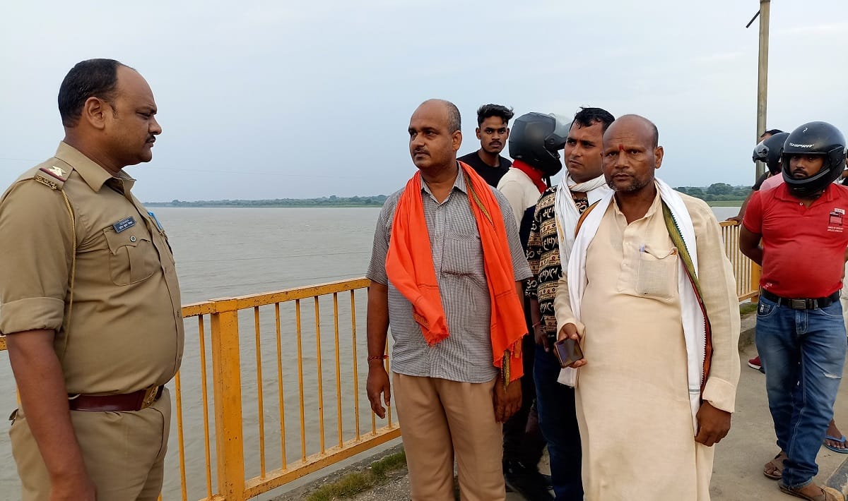 father kept calling for stop bu daughter jumped into Ganga in ghazipur