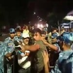 पत्रकार को घेरकर पीटती पुलिस