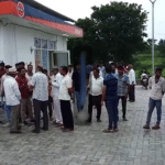 घटना के बाद मौके पर जुटी लोगों की भीड़