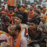कलेक्ट्रेट पर हनुमान चालीसा का पाठ करते विश्व हिंदू परिषद के सदस्य