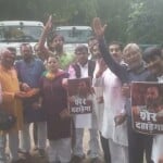 सुप्रीम कोर्ट से राहुल गांधी को राहत मिलने के बाद खुशी जाहिर करते कांग्रेसी।
