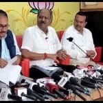 प्रेस कॉन्फ्रेंस लेते बीजेपी के सीनियर विधायक बृजमोहन अग्रवाल