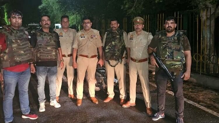 Agra Encounter: आधीरात को पुलिस की मुठभेड़, 50 हजार का इनामी गिरफ्तार; बदमाश के पैर में लगी गोली