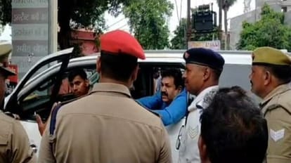 Azamgarh: 'मैं डीजीपी संग बैठता हूं, ठीक करा दूंगा'... पुलिस लाइन गेट पर रोके जाने पर भड़के भाजपा नेता BJP leader gyanu becme angry after being stopped at police line gate azamgarh