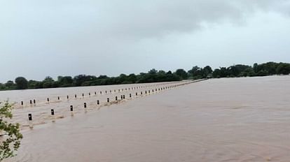 MP Rain: नर्मदा-तवा नदी खतरे के निशान से ऊपर बह रहीं, कई जिलों में शनिवार को भी बंद रहेंगे स्कूल Narmada-Tawa river flowing above the danger mark, schools will remain closed on Saturday in many districts