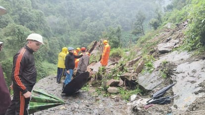 Gaurikund Landslide:मलबे के बीच बिखरी पड़ी कंडियां, उठाने वाले लोग लापता,  दर्दनाक हादसा बयां करती तस्वीरें - Uttarakhand Landslide Gaurikund  Rudraprayag Many People Died Missing ...