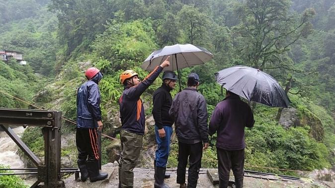 भारी बारिश से गौरीकुंड में हुआ भूस्खलन, 13 लोगों के लापता होने की सूचना, रेस्क्यू जारी
