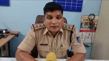 Ujjain: चोरी करने घर में घुसा था बदमाश, बुजर्ग ने पकड़ा तो औजार से किया हमला, सोने की चैन और नगदी बरामद Ujjain: The miscreant entered the house to steal, attacked the elderly, arrested from CCTV footage