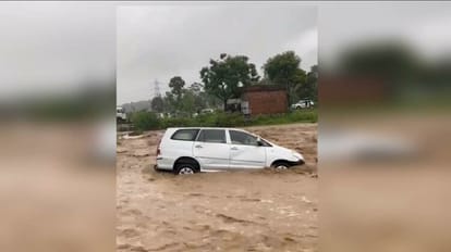 Dehradun Weather News drain OverFlow after Heavy Rainfall Innova Car washed away in strong Wave